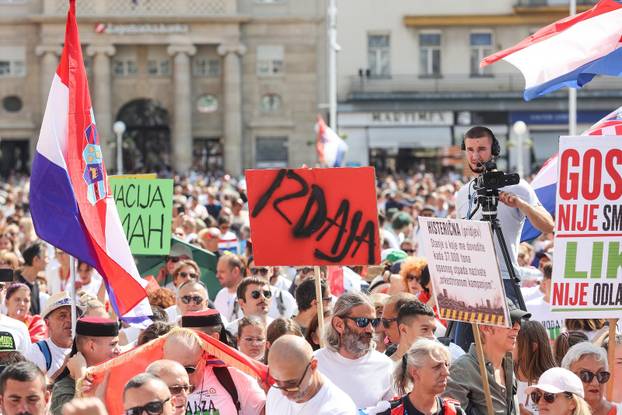 Glavni trg u Zagrebu prepun prosvjednika zbog opasnog otpada u Lici