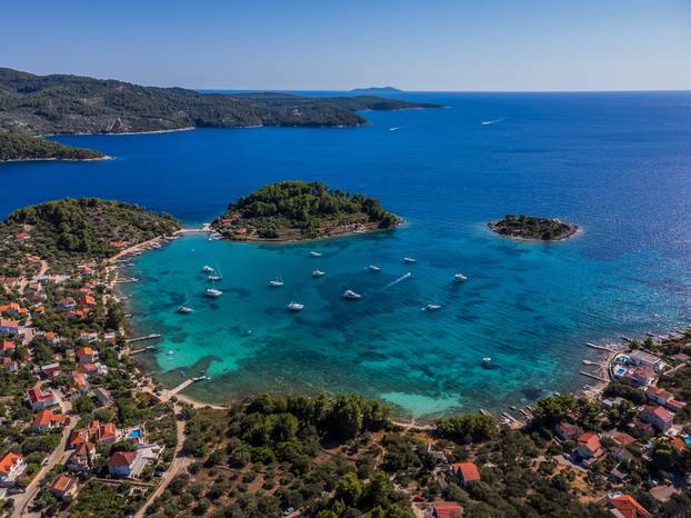 Pogled iz zraka na drevnu potopljenu cestu kod Korčule, po njoj su ljudi hodali prije 7.000 godina