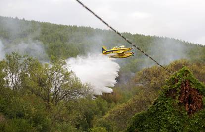 Težak teren: Požar u okolici Šibenika stavili pod kontrolu