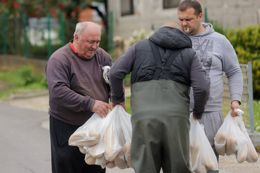 Karlovac: Vatrogasci i Crveni križ dostavljaju kruh građanima koji su u svojim kućama
