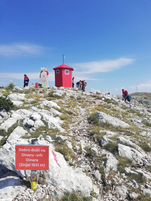LetaÄka posada HRZ-a prevezla planinarsko skloniÅ¡te na najviÅ¡i hrvatski vrh