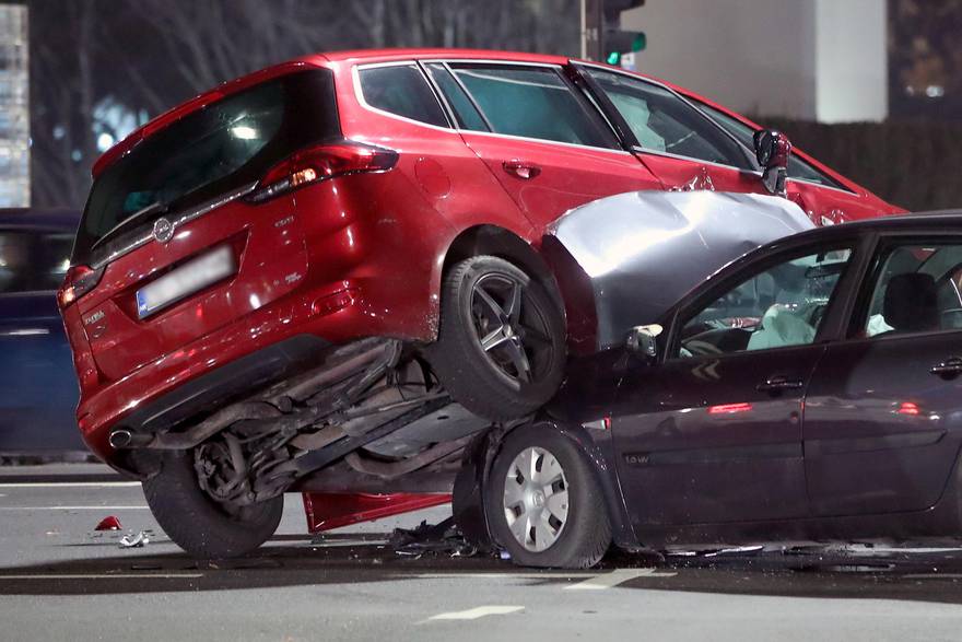 Prometna nesreca dvaju osobnih vozila na krizanju