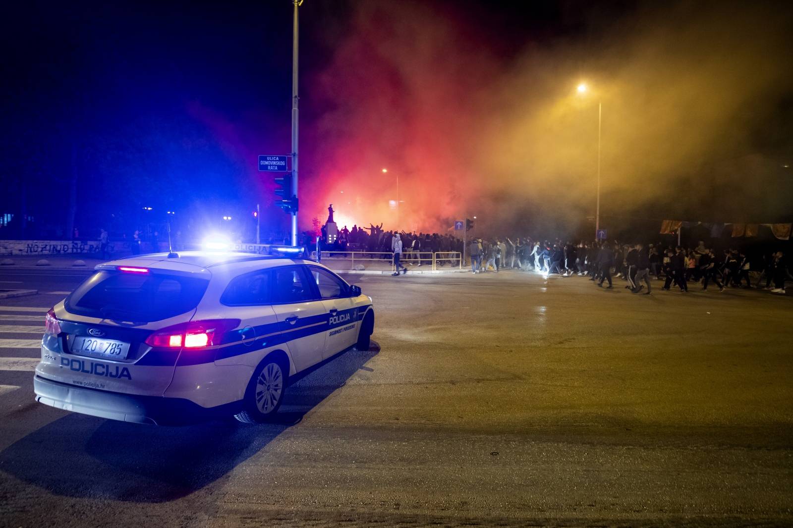 Split: Torcida velikom bakljadom uz pratnju policije slavi 70. rodendan