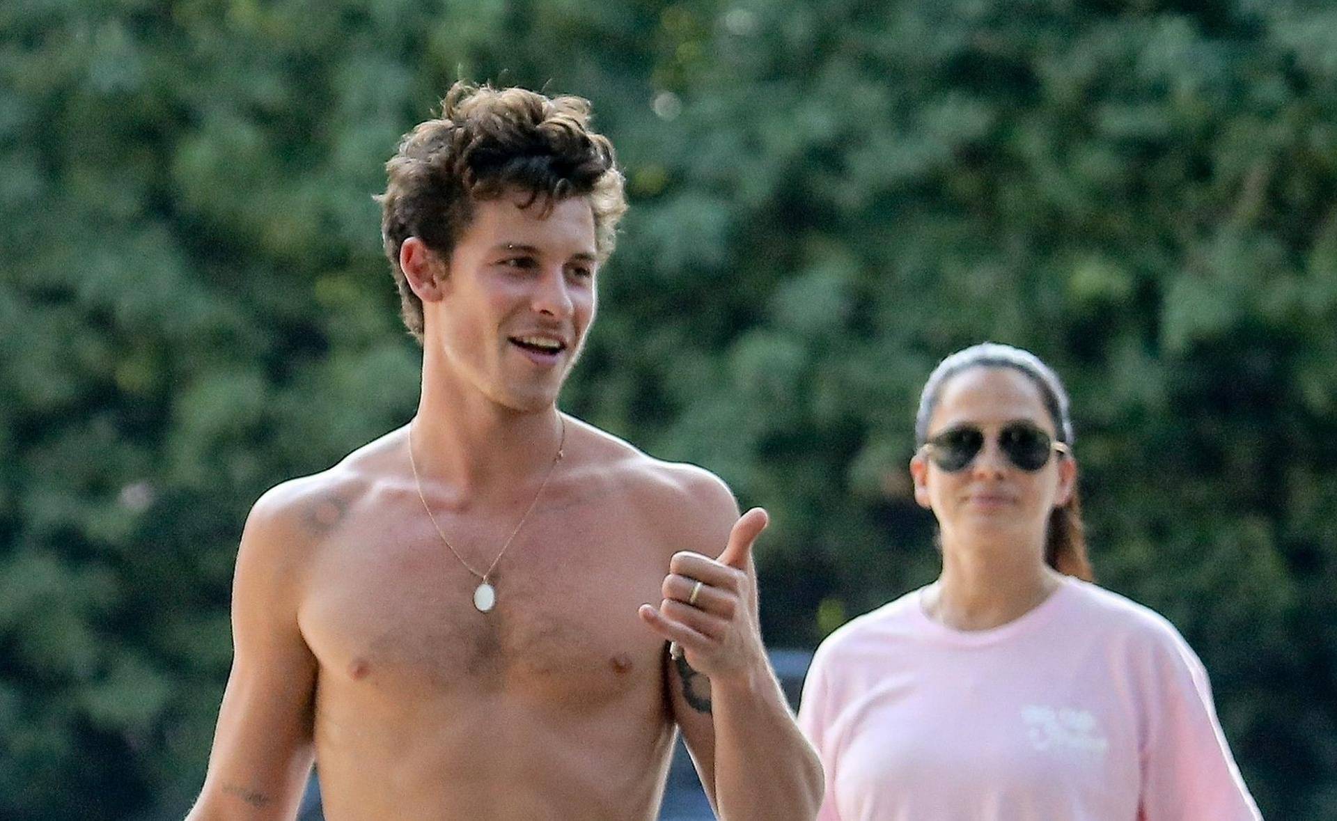 *EXCLUSIVE* Shirtless Shawn Mendes spends his 25th Birthday with Girlfriend Jocelyne Miranda taking a hike in LA **WEB MUST CALL FOR PRICING**