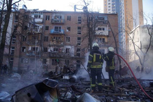 Ekipet e shpëtimit punojnë në një zonë të dëmtuar nga granatimet në Kiev