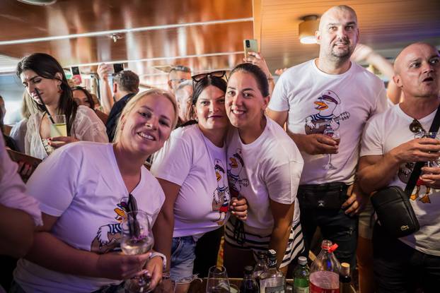 Split: Atmosfera na trajektu koji vozi na koncert Trag u beskraju