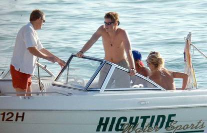 Princ Harry s djevojkom Chelsy plovi uz Barbados