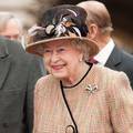 Kraljica jede bananu vilicom: 'Ne želi izgledati kao majmun'