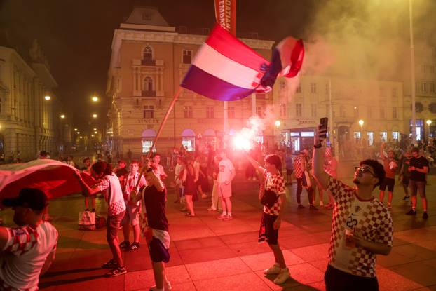Zagreb: Bakljada navijača uoči početka utakmice Hrvatske i Gane
