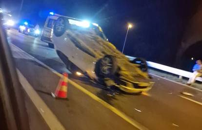 Oprezno! Kod Jankomirskog mosta auto na krovu. Druga nesreća u sat vremena...
