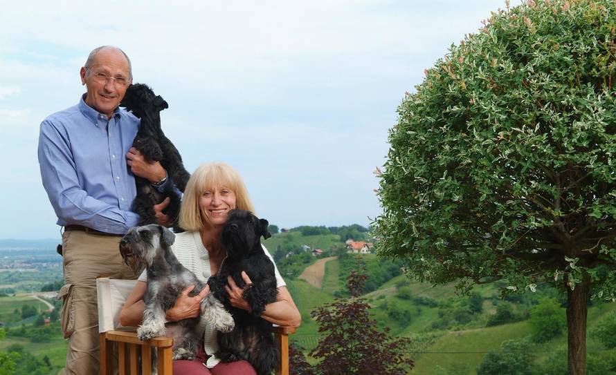 Zagreb: Televizijska legenda Oliver Mlakar sa svojom suprugom i psima