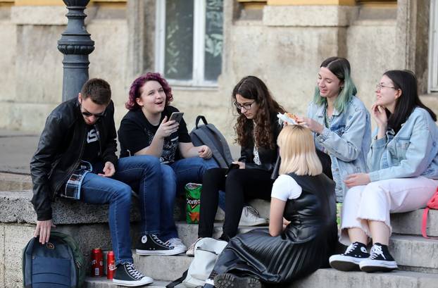 Zagreb: Mladi se okupljaju oko Hrvatskog narodnog kazališta