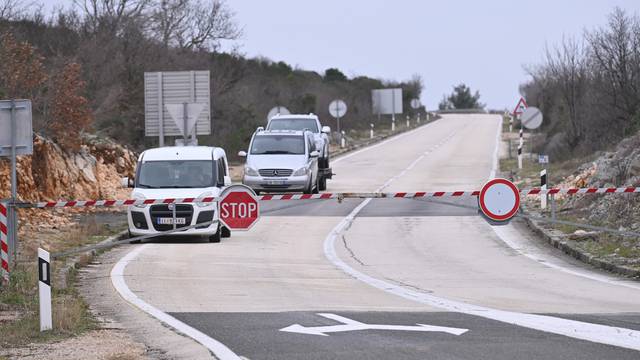 Maslenica: Orkanska bura paralizirala je cestovni promet