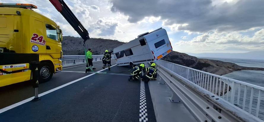 FOTO Spašavali kamp kućicu dok je bura udarala 150 na sat, a onda se prevrnula još jedna
