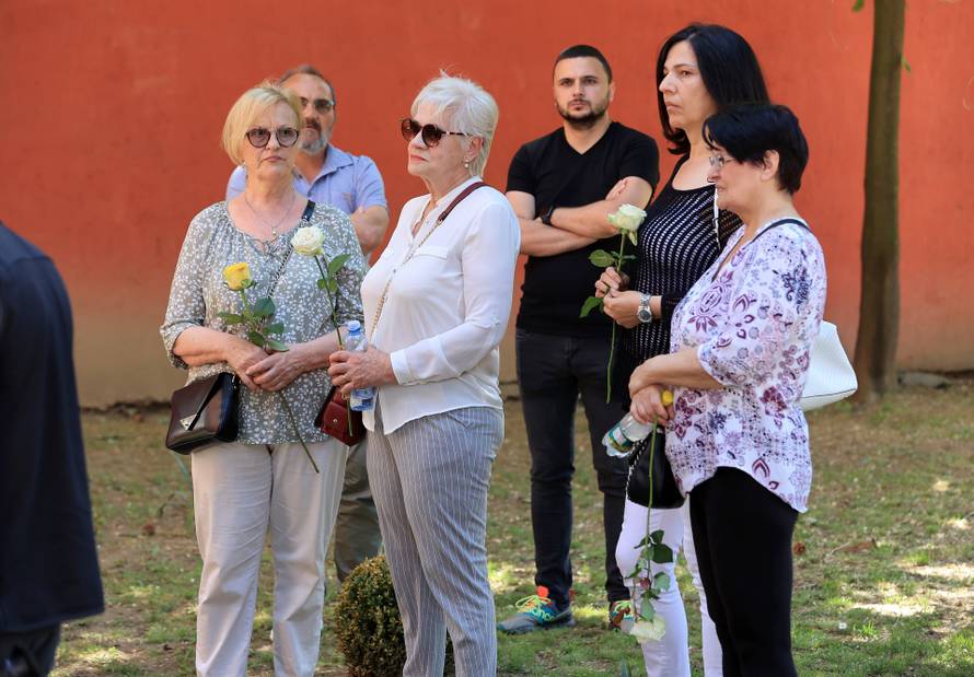 Beograd: Žene s cvijećem okupljaju se ispred crkve Svetog Antuna Padovanskog na ispraćaj Mateja Periša