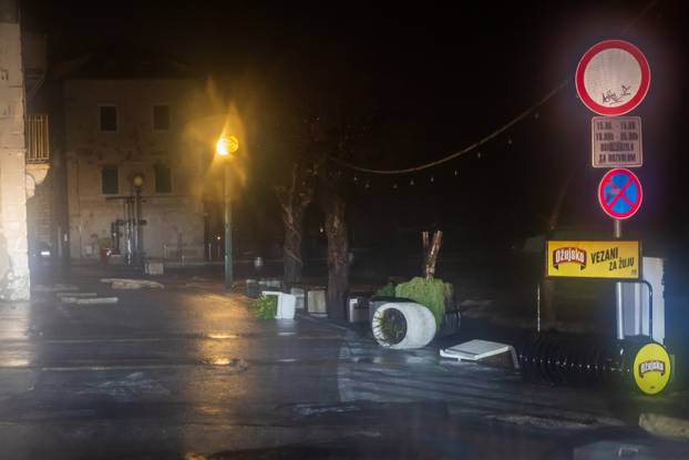 Kaštela: Ciklonalna plima poplavila rivu i okolne ulice