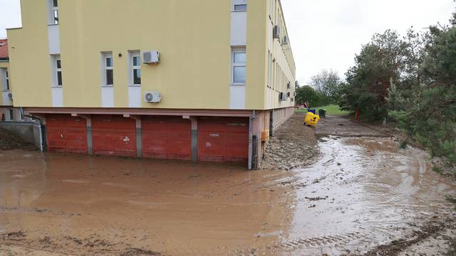 Olujno nevrijeme koje je jučer poharalo Ilok prouzročilo je veliku materijalnu štetu