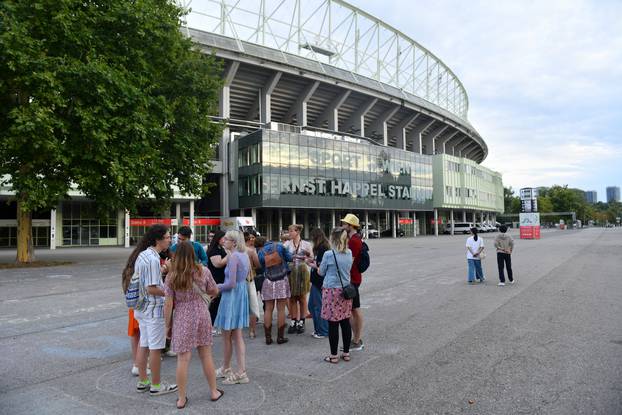 Austrija: Obožavatelji Taylor Swift okupljeni kod stadiona gdje je otkazan njen koncert