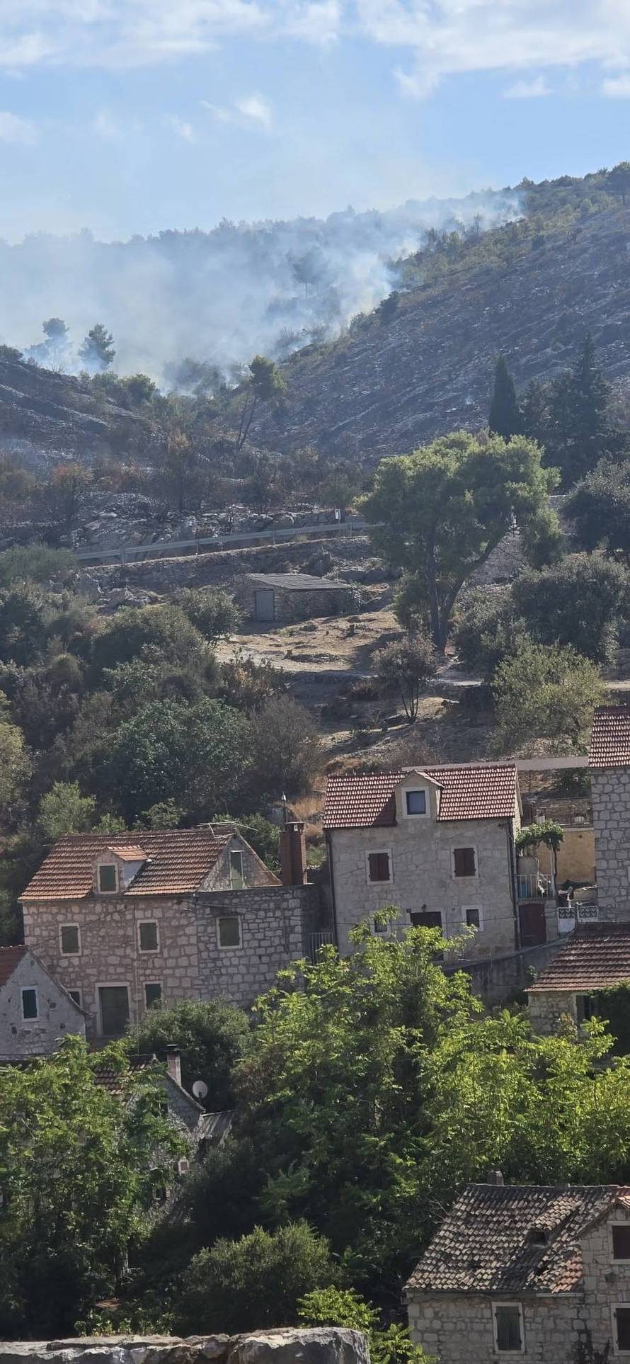 Požar na Braču i dalje bukti: 'Nastavlja se sa sanacijom...'