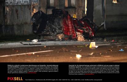Stravično: Auto se prepolovio, dvojica muškaraca poginula