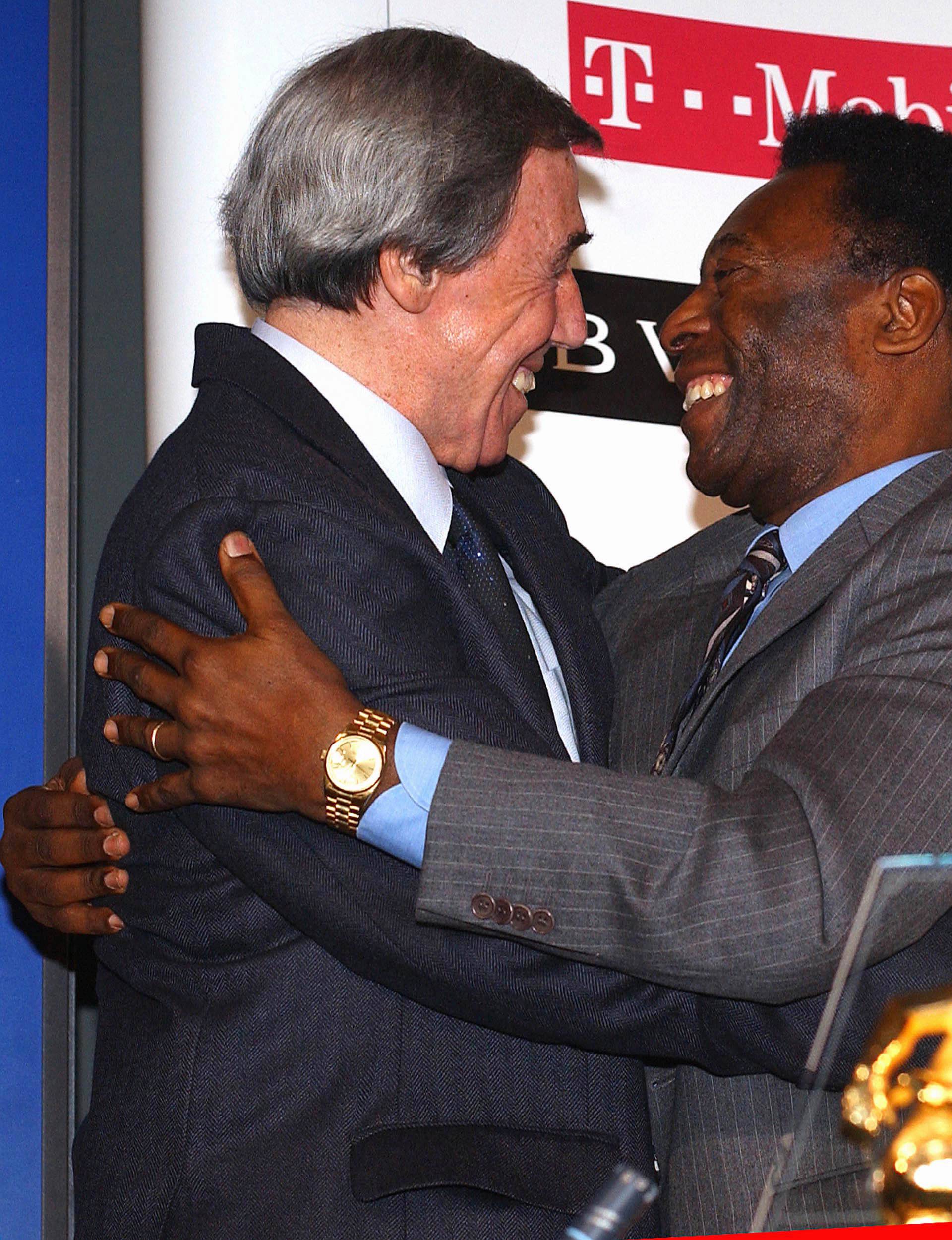 FILE PHOTO: BRAZILIAN FOOTBALL LEGEND PELE AND FORMER ENGLAND GOALKEEPER BANKS EMBRACE AS THEY MEET AT A NEWS ...