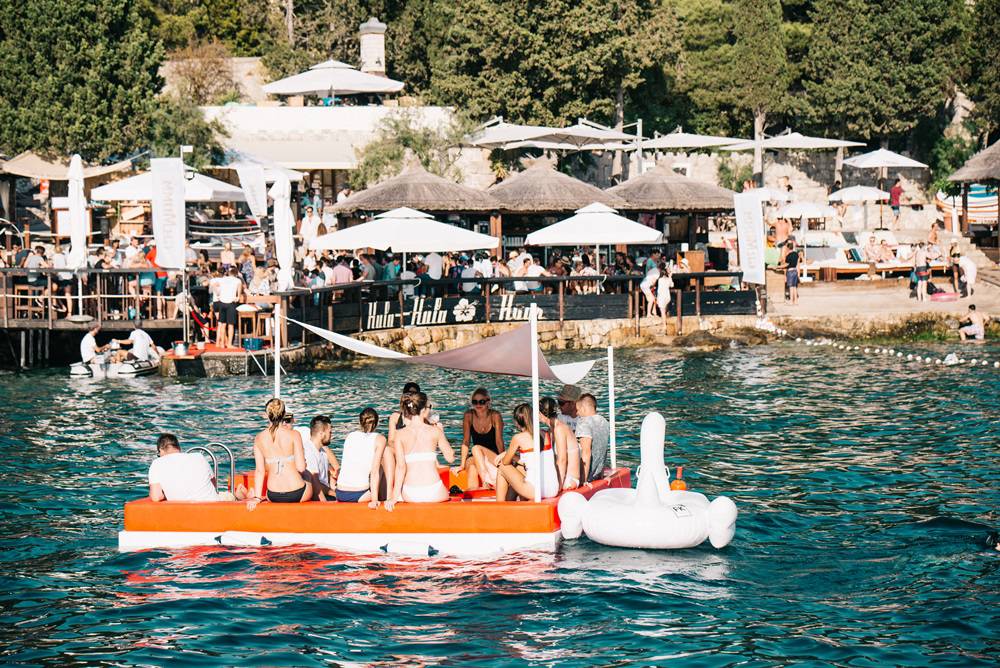 Novo iskustvo: Šampanjac na Hvaru dostavljao 'flyboard guy'