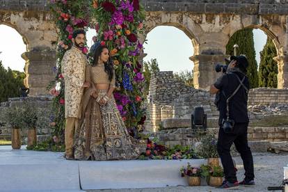 U pulskoj Areni, jednom od najljepših antičkih spomenika, upriličeno je snimanje raskošnog indijskog vjenčanja