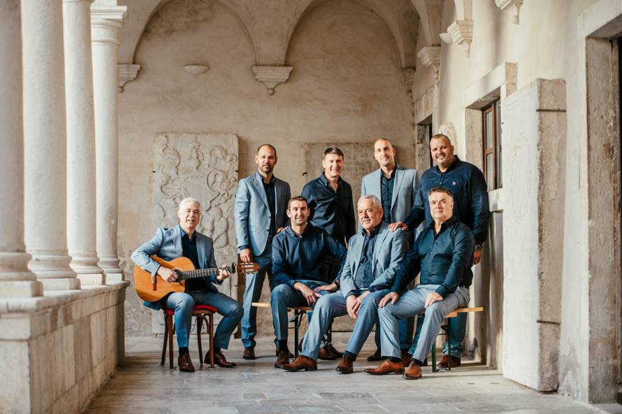 Tomislav Bralić i klapa Intrade predstavljaju novi spot u kojem se krije još jedno poznato lice