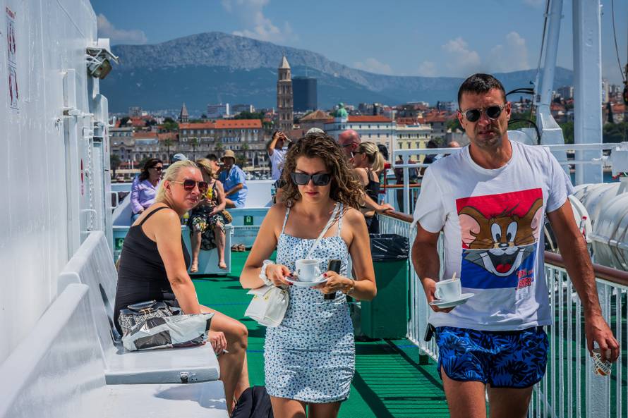 Split: Gužva na trajektu Petar Hektorović na relaciji Split - Vis