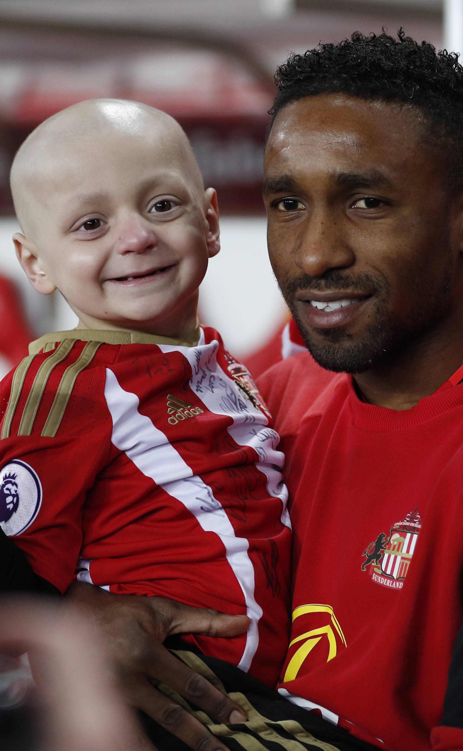 Sunderland's Jermain Defoe and mascot Bradley Lowery pose for a photo before the game