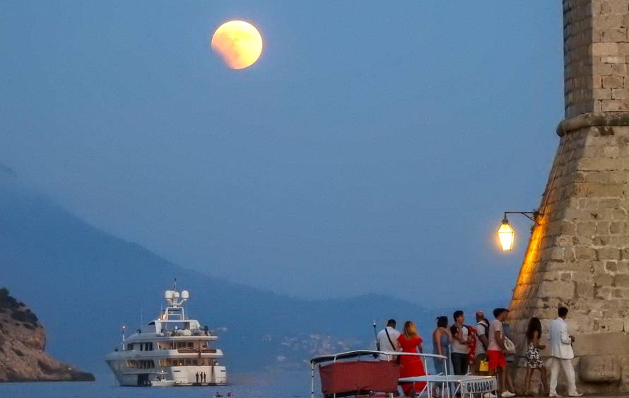 Pogled na pomrÄinu mjeseca iz Dubrovnika
