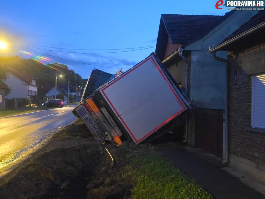 FOTO Kamion izletio s ceste i 'naslonio' se na kuću, kukuruz zatrpao dvorište kraj Đurđevca