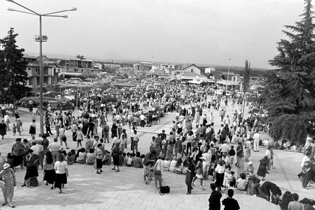Brojni vjernici na obilježavanju 10. godišnjice ukazanja u Međurgorju, 25.6.1991.