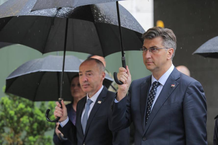 Krstičević nas je podsjetio da je i on trebao odletjeti iz Vlade