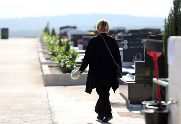 Šibenik: Gra?ani obilaze groblja uo?i blagdana Svih svetih 