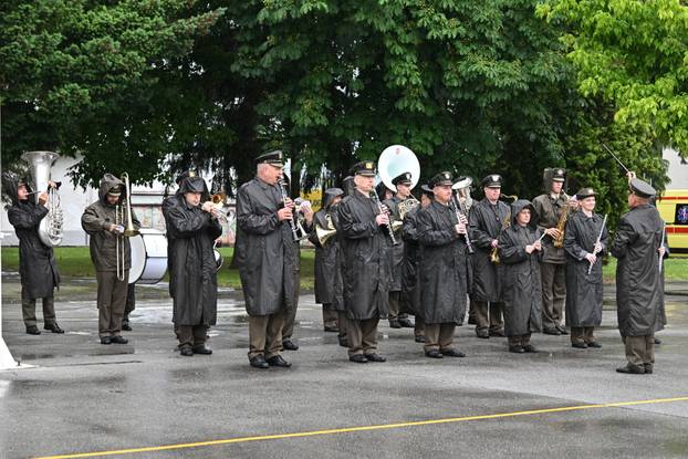 FOTO Suze i zagrljaji u Požegi: 900 novih ročnika položilo prisegu, među njima i 53 žene