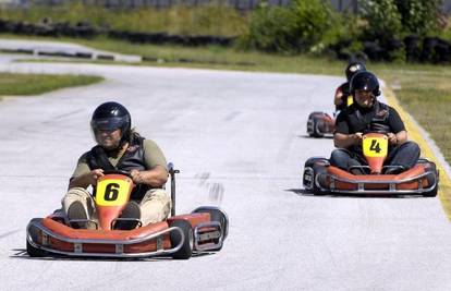 Izašao iz karting auta pa mu drugi auto slomio ruku