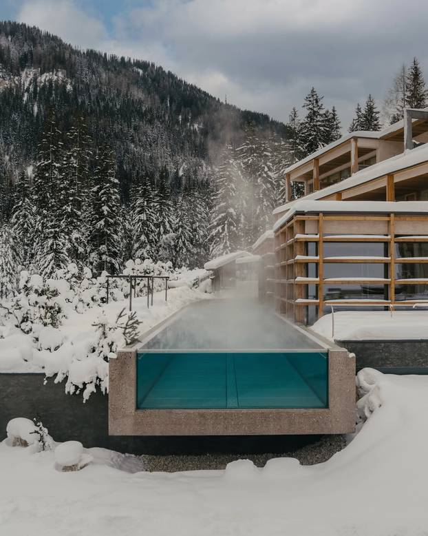 FOTO Ovo je najljepši bazen na Alpama: Topao je, proziran i ima pogled na Dolomite