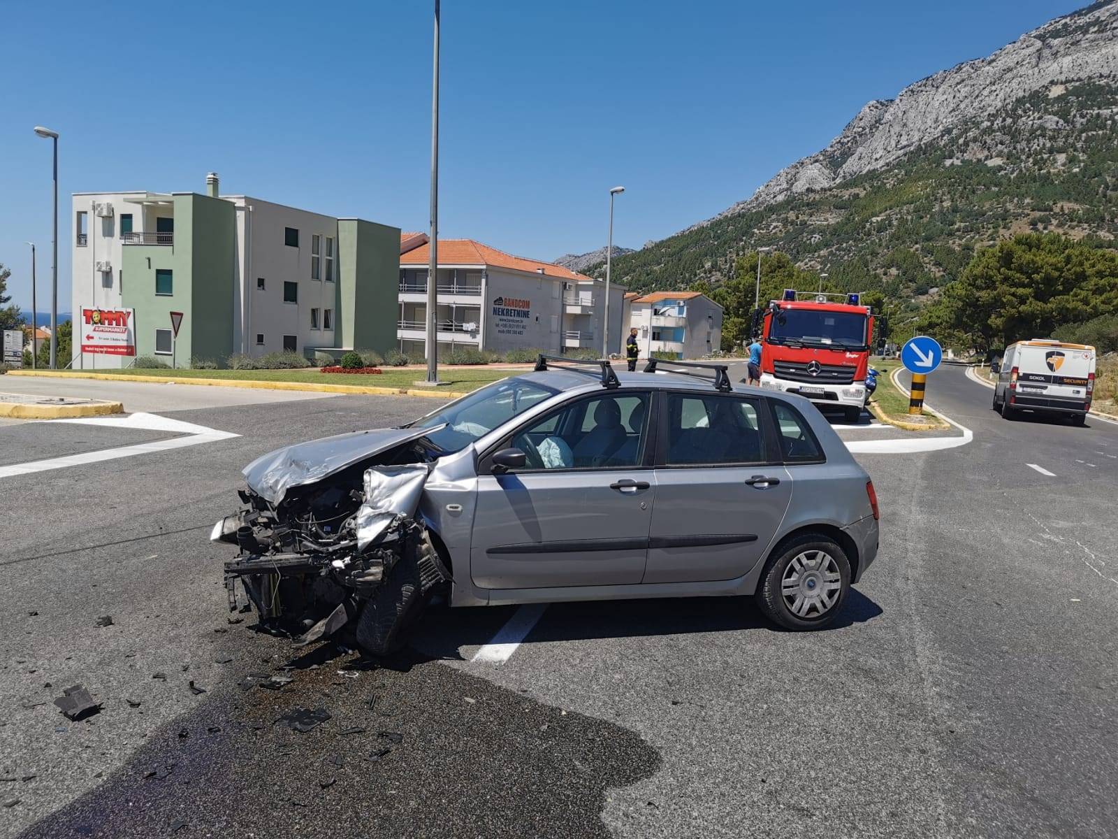 Nakon frontalnog sudara Audi stranih tablica odletio u stup