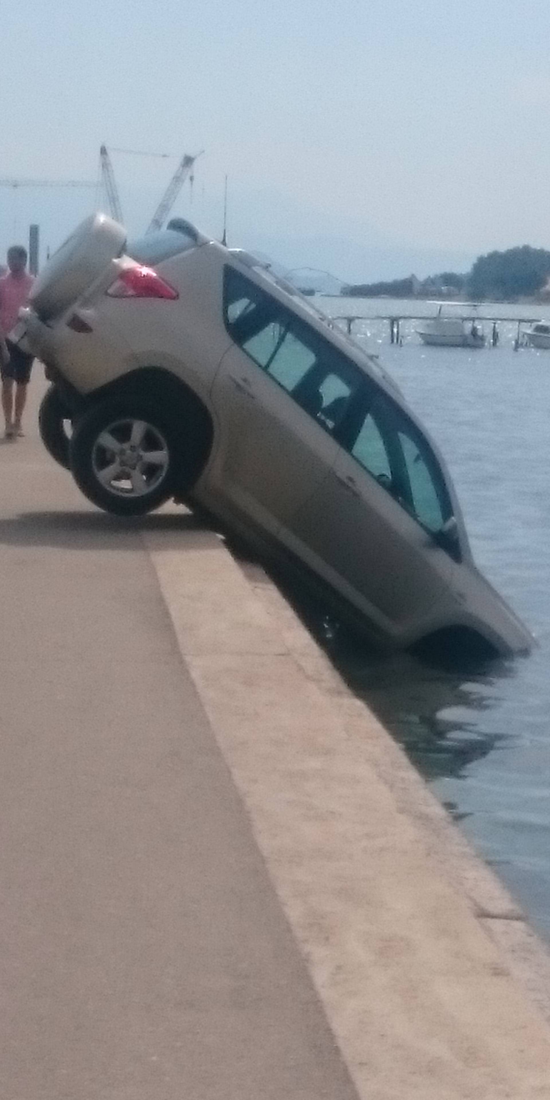 Zaboravio povući ručnu? Auto mu s parkinga uronio u more