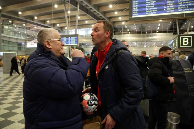 Billund: Rukometasi Hrvatske družili se s navijačima u zračnoj luci prije odlaska u Hrvatsku