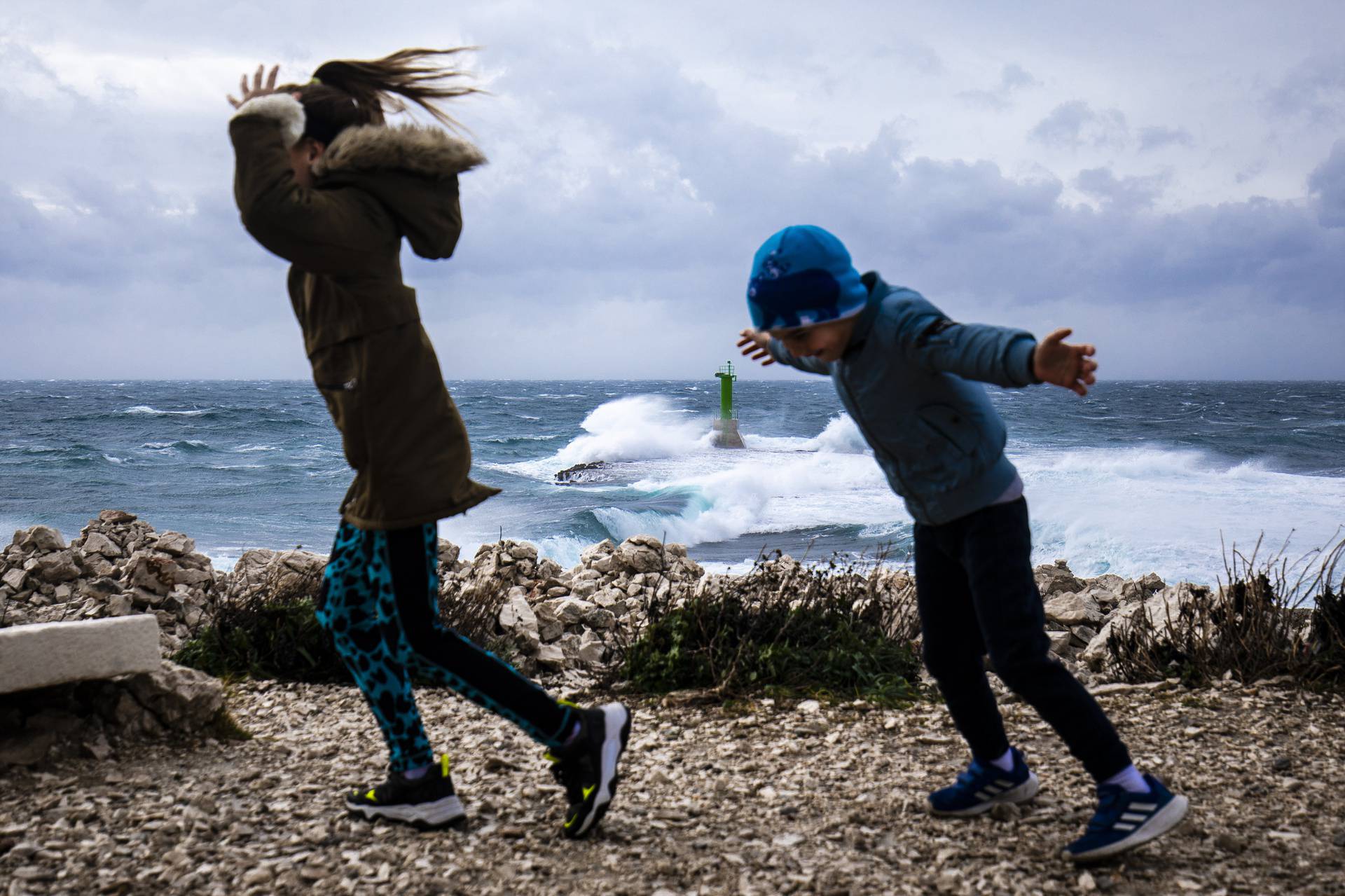 Razanj: Spektakularni valovi privukli ljude na Punta Planku
