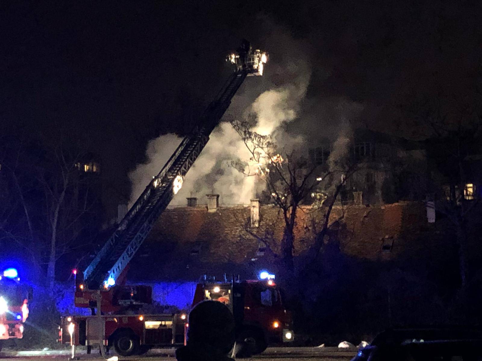 Izbio požar u napuštenoj zgradi pored zagrebačkog FER-a