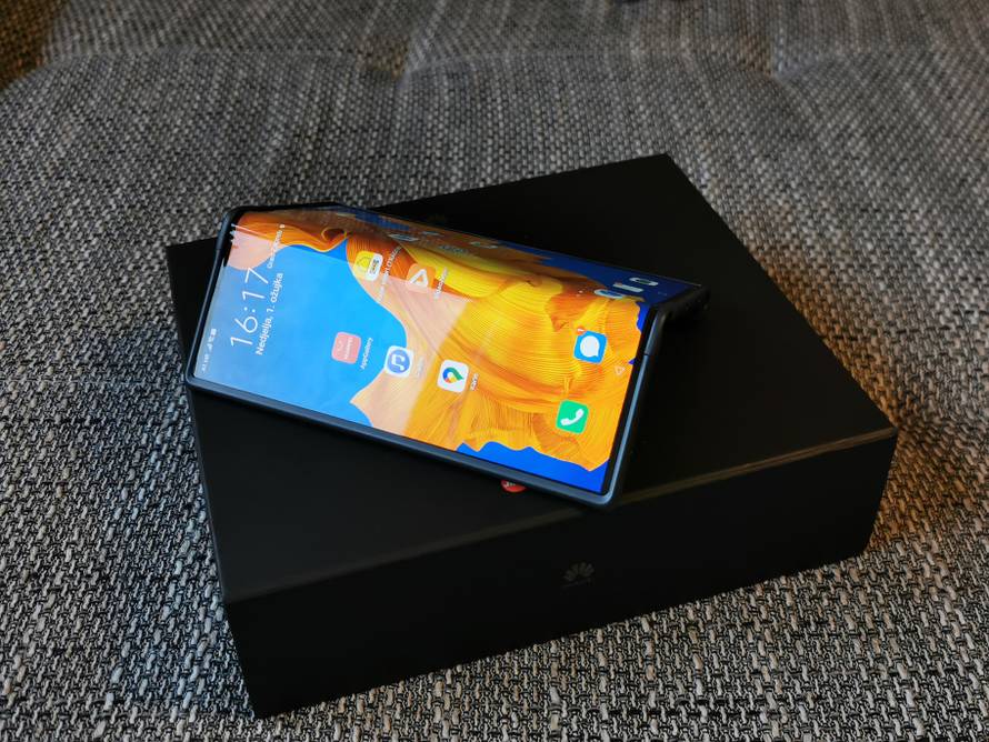 Telefon na rubu budućnosti: Testirali smo Huawei Mate Xs