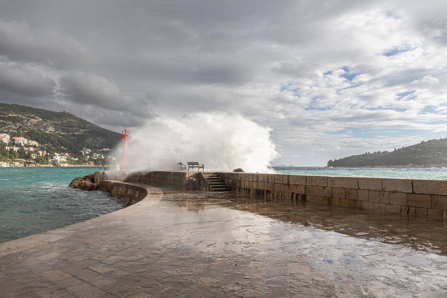 Dubrovnik: Potraga za tijelom muškarca kojeg su povukli valovi je obustavljena