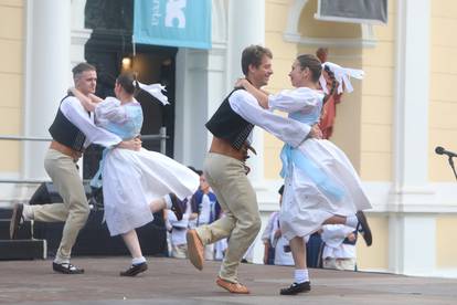 Skupine iz Slovačke i Paname zaplesale na Međunarodnom festivalu folklora u Karlovcu