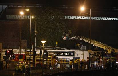 Policijski helikopter se srušio na pub u Glasgowu, 8 mrtvih