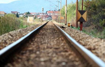 Vrhovine: U naletu vlaka teže ozlijeđen radnik HŽ-a