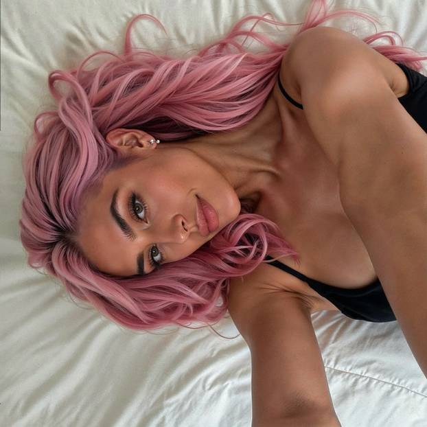 FOTO Ovaj seksi model ima milijun pratitelja, zarađuje više od svih nas - ali nije stvarna