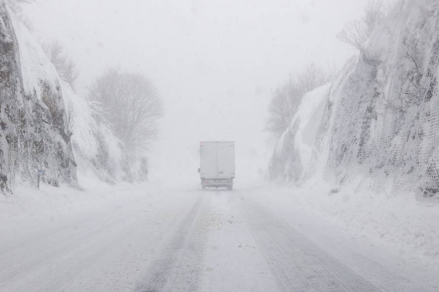 Snijeg paralizirao promet prema Rijeci